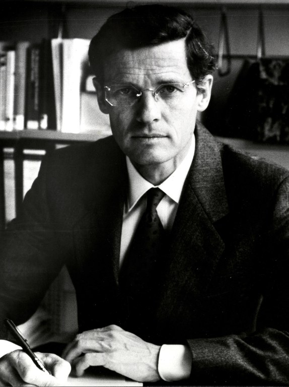 Schwarz-Weiß-Foto: Portrait des Präsidenten Freiherr Jürgen von Kruedener am Schreibtisch sitzend
