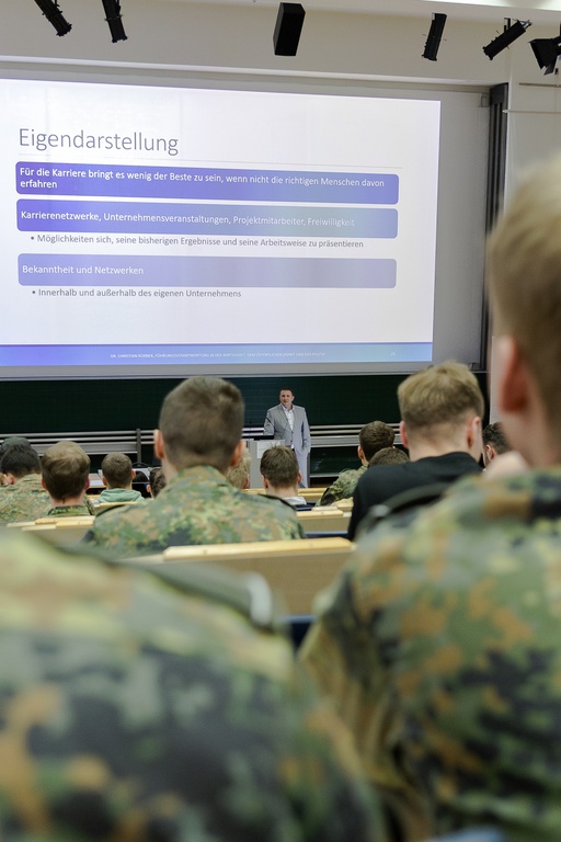 13. Leadership-Vortrag von Dr. Christian Kornek Präsentation.JPG