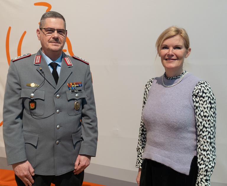 Foto 2 Oberst Beck mit Vizepräsidentin Prof. Dr. Kraus.jpg