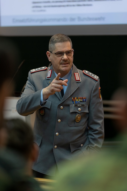 Foto 3 Oberst Beck in Aktion.jpg