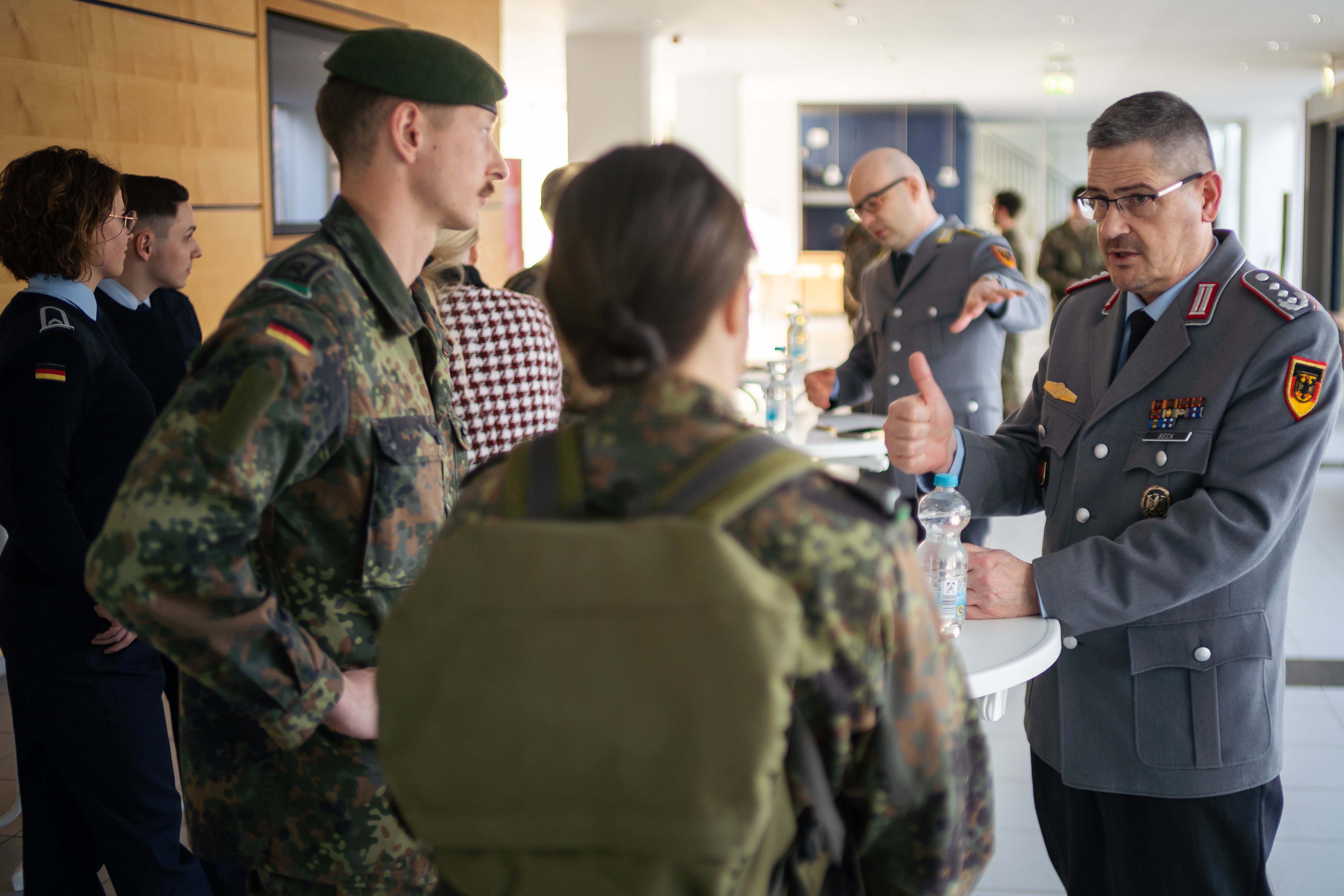 Foto 4 Oberst_Beck im Gespräch.jpg