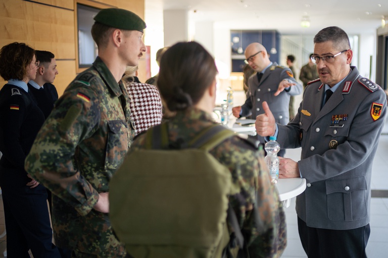 Foto 4 Oberst_Beck im Gespräch.jpg