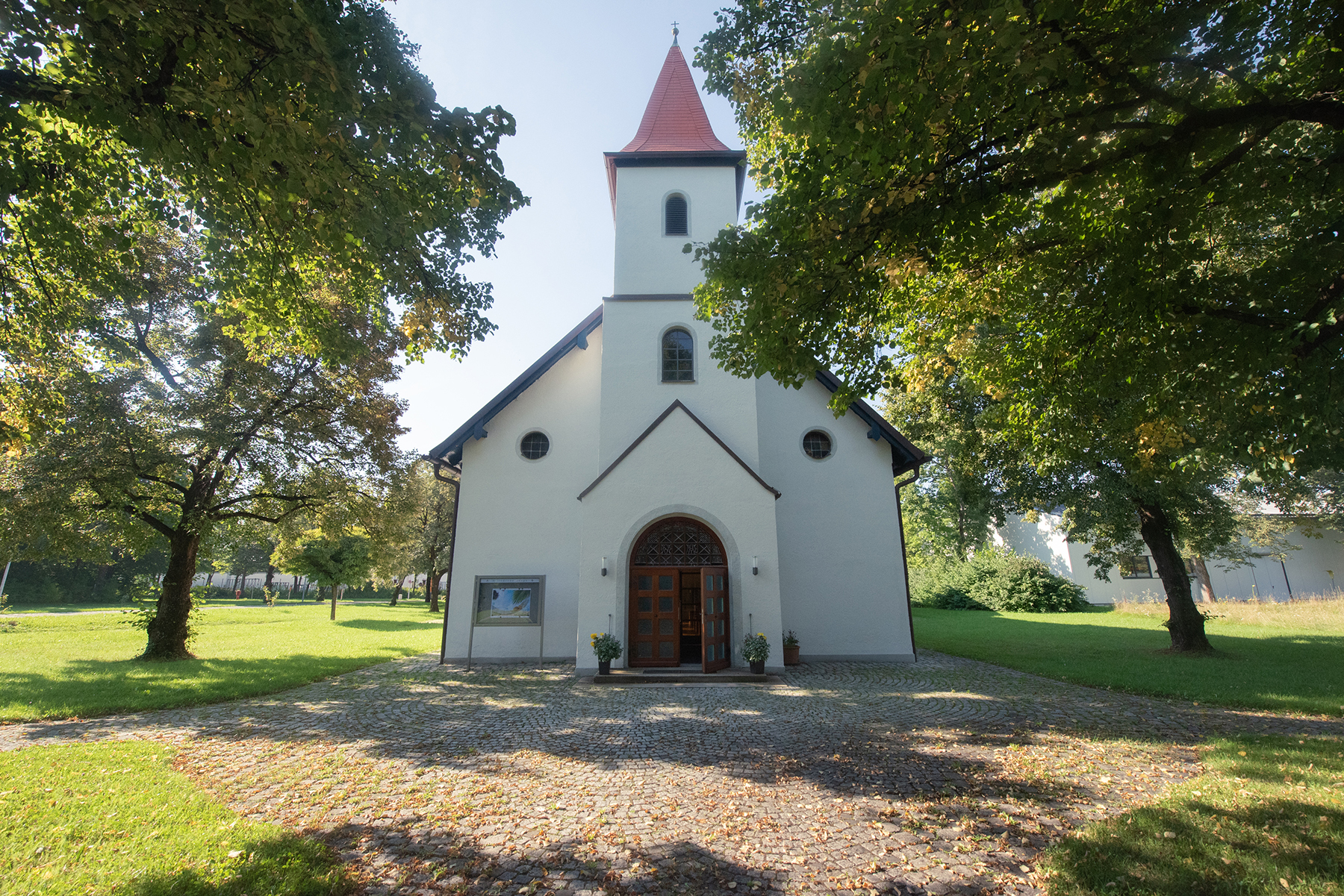 Außenansicht der UniKirche auf dem Campus.