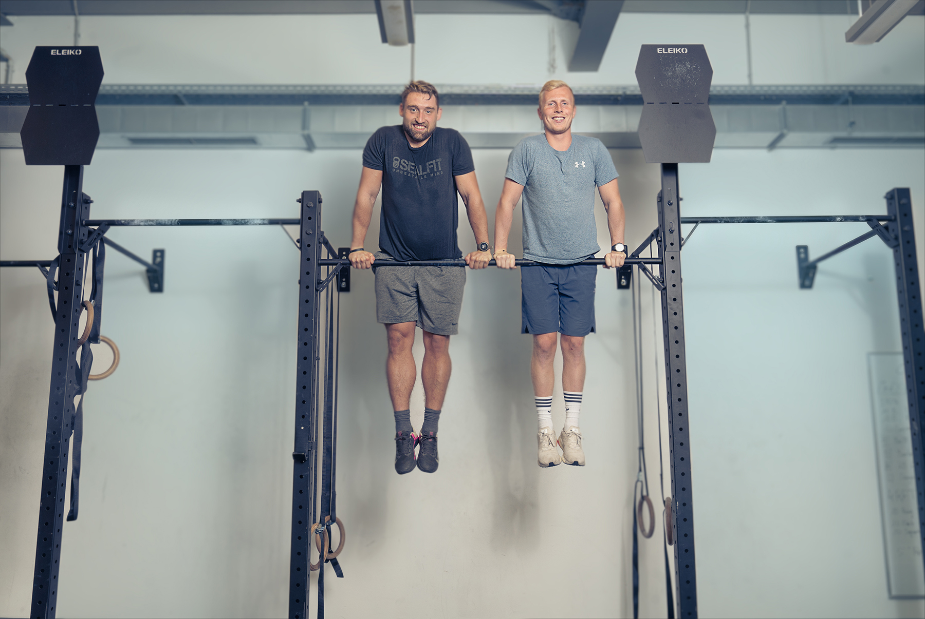 Zwei Studenten am Reck.