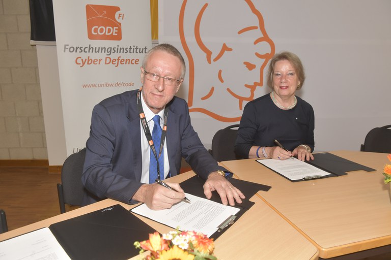 62 Prof. Niehuss:Purser, Unterzeichnung MoU ENISA.JPG