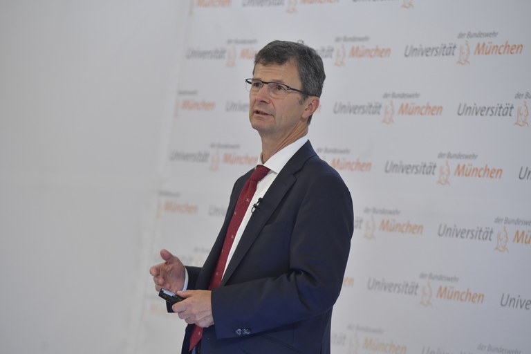 90 Dr. Gaus, Siemens.JPG