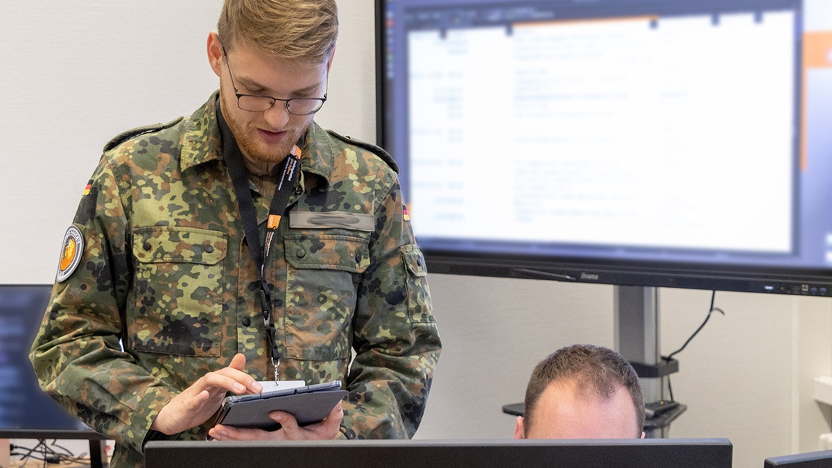 Bei der "Cyber Phoenix" übten Beteiligte aus drei Nationen auch die Abwehr von Cyberangriffen auf Einrichtungen der kritischen Infrastruktur. (Foto: ©Bundeswehr/PIZ CIR)