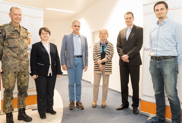 Generalmajor Setzer und MdB Müller zu Besuch bei CODE
