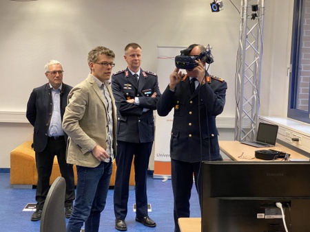 GenLt. Leinhos, Oberstlt. i. G. Pietsch, Prof. Helmbrecht und Prof. Alt im Augmented Reality-Labor