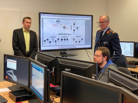 GenLt. Leinhos, Volker Eiseler und Matthias Schopp bei einer Demonstration in der Cyber Range