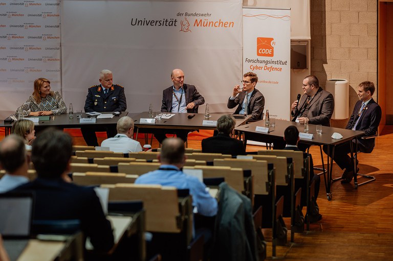 Über "Regulierung von KI und Cybersicherheit - Digitaler Aufschwung oder verpasste Chance?" diskutierten (v.l.n.r.): Lina Rusch (Moderation), GenLt Michael Vetter, Wilfried Karl, Benjamin Brake, Prof. Patrick Glauner und Dr. Arndt von Twickel.