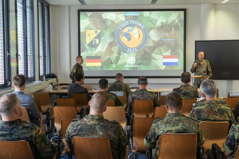 Die Teilnehmer aus den Niederlanden und Deutschland absolvierten die Übung in gemischten Teams Teilnehmer aus den Niederlanden und Deutschland
