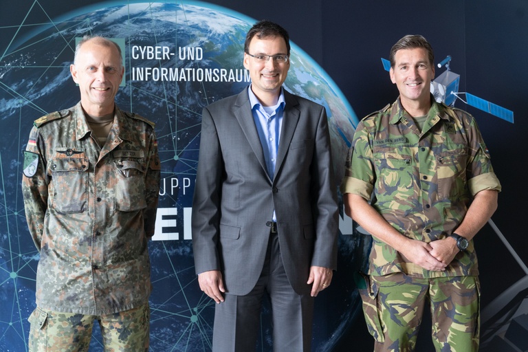 Generalmajor Setzer, Prof. Dr. Wolfgang Hommel, Brigadier-General van den Berg Generalmajor Setzer, Prof. Dr. Wolfgang Hommel, Brigadier-General van den Berg