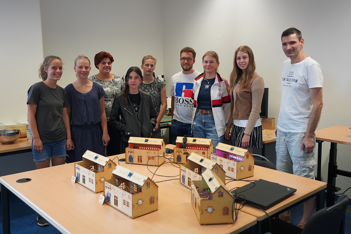 Im Ferienprogramm der UniBw M bauten Mädchen zwischen 11 und 16 Jahren am FI CODE Smart-Home-Modelle und entwickelten Ideen mit der Programmiersprache Scratch.(Bild: © FI CODE/S. Brunner)