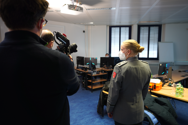 Filmteam und Studentin beim Dreh im Open Source Analytics Lab.