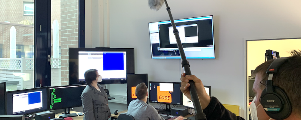 Filmteam beim Dreh in der Cyber Range