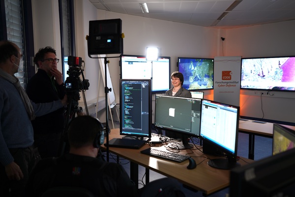 Michaela Geierhos und das Filmteam nehmen den Videobeitrag auf