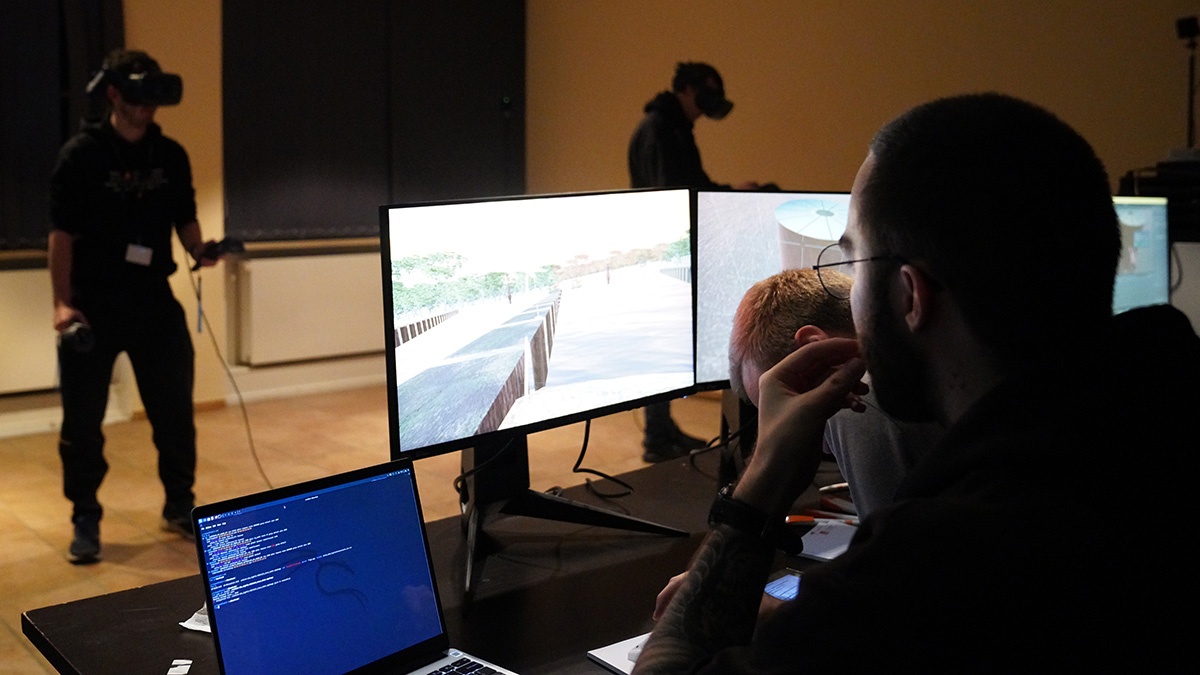 Volle Konzentration der Teilnehmenden während der VR-Challenge (Foto: FI CODE)