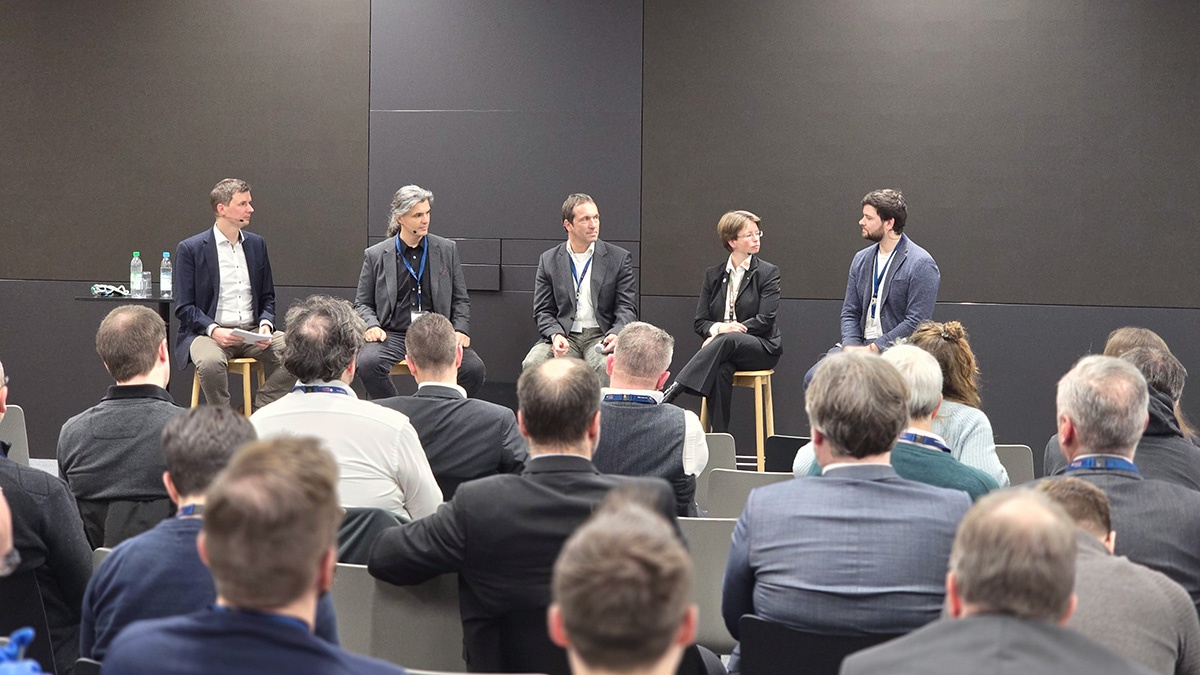 Beim Panel diskutierte Dr. Uli Kreutzer (ITK Engineering) mit Stefan Held (ITK Engineering) Prof. Dr. Reiner Hüttl (TH Rosenheim), PD Dr. Corinna Schmitt (FI CODE), und Alexander Harlass (Bosch) zum Thema. (Foto: © ITK Engineering)