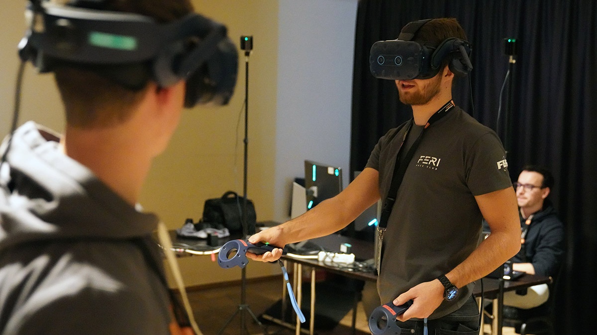 Auch in diesem Jahr galt es für die Teams beim CTF unter anderem wieder eine VR-Challenge zu meistern. (Foto: © FI CODE)