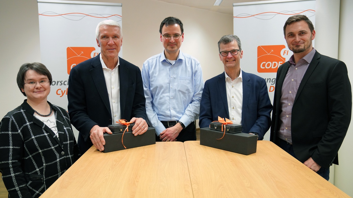 Dr. Ralf Wintergerst (2.v.l.) und Dr. Norbert Gaus (2.v.r.) verabschieden sich nach sechs erfolgreichen Jahren im Juni 2024 aus dem CODE-Beirat. Der Leitende Direktor des FI CODE, Prof. Dr. Wolfgang Hommel (m.), die Technische Direktorin, Prof. Dr. Michaela Geierhos (l.) sowie CODE-Geschäftsführer Marcus Knüpfer (r.) dankten Ihnen schon jetzt für das langjährige Engagement. (Foto: FI CODE)