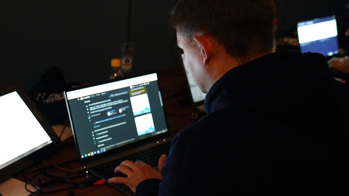 Die ganze Nacht hindurch arbeiteten die 24 Teams an den gestellten Challenges und sammelten Punkte. Wer eine Aufgabe als erstes lösen konnte bekam Extra-Punkte. (Foto: FI CODE)