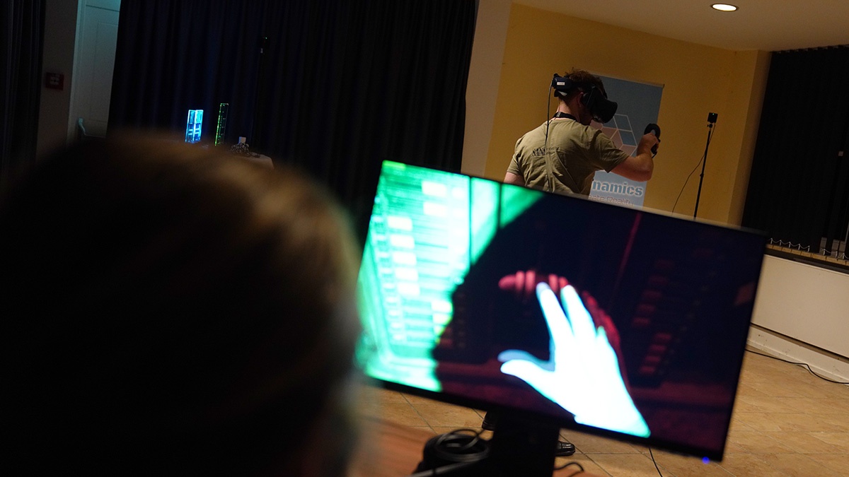 Bei der VR-Challenge mussten die Teilnehmer den Predators entkommen und dabei eine Reihe von Rätseln lösen. (Foto: FI CODE)