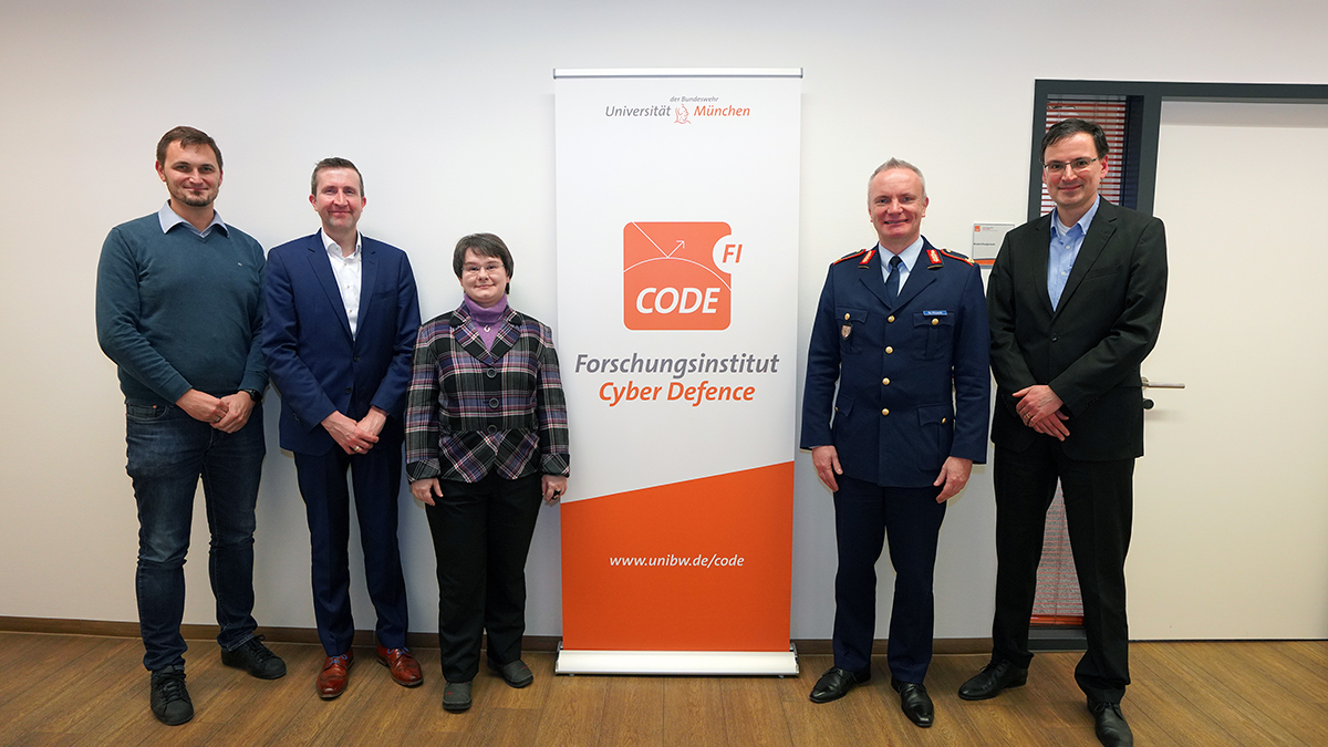 Brigadegeneral Dr. Volker Pötsch (2.v.r.) und Volker Eiseler (2.v.l.) vom BMVg mit der Leitung des FI CODE. (Foto: FI CODE)