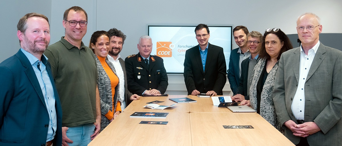 Verschiedene Professuren und Arbeitsgruppen gaben Generalleutnant Vetter einen Einblick in ihre aktuellen Forschungsthemen. (Foto: © Universität der Bundeswehr München / Siebold)
