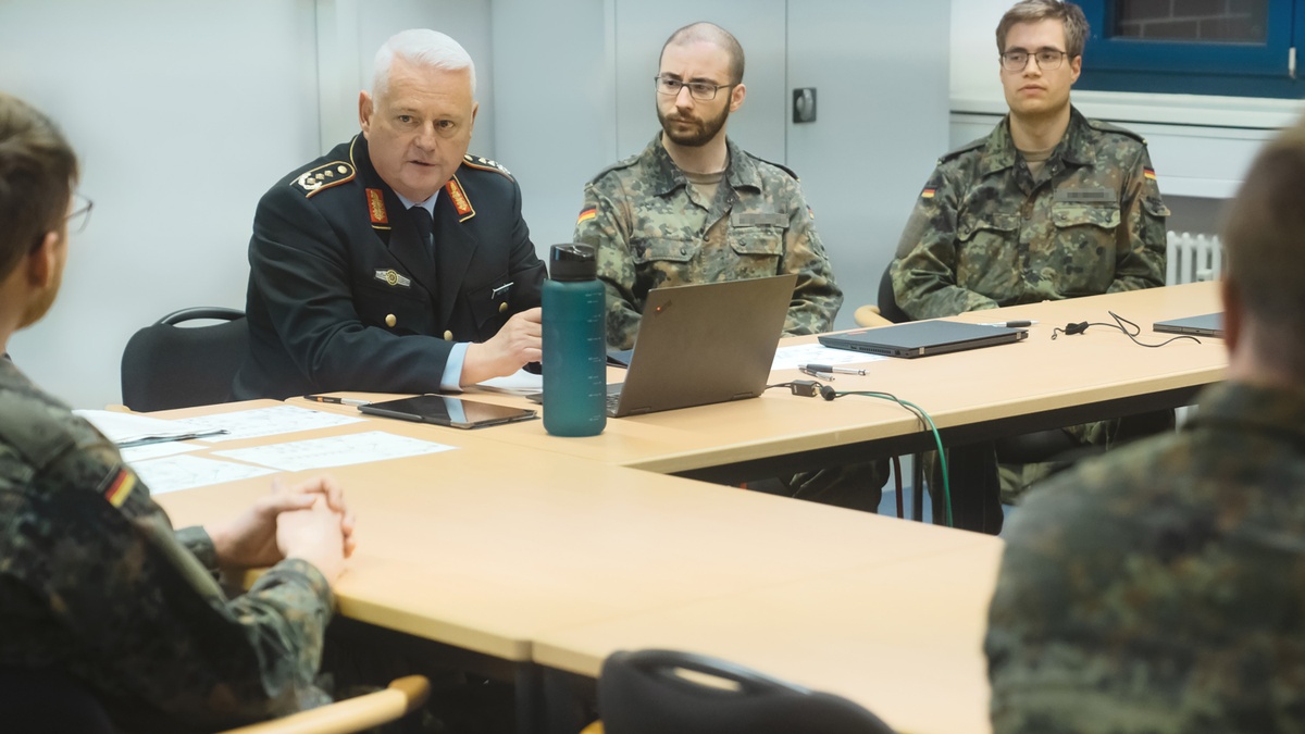 Nach der Übungsbesichtigung nahm sich General Vetter Zeit für persönliche Gespräche mit den Soldatinnen und Soldaten. (Foto: © Universität der Bundeswehr München / Siebold)