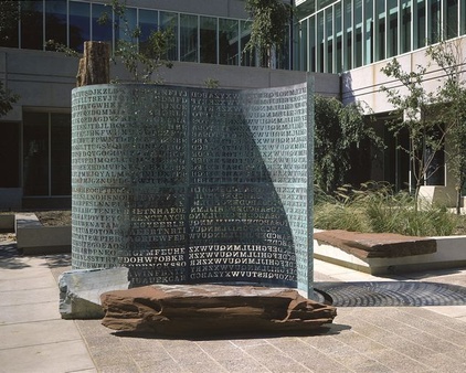 Die Skulptur "Kryptos" auf dem Gelände der CIA in Langley, Virginia (USA).