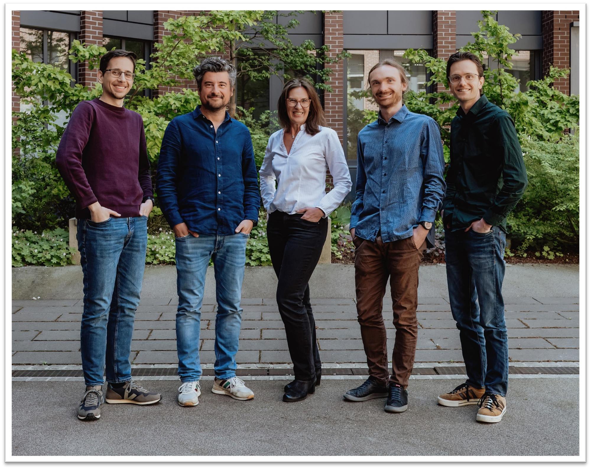 Gruppenbild mit Rahmen2.jpg