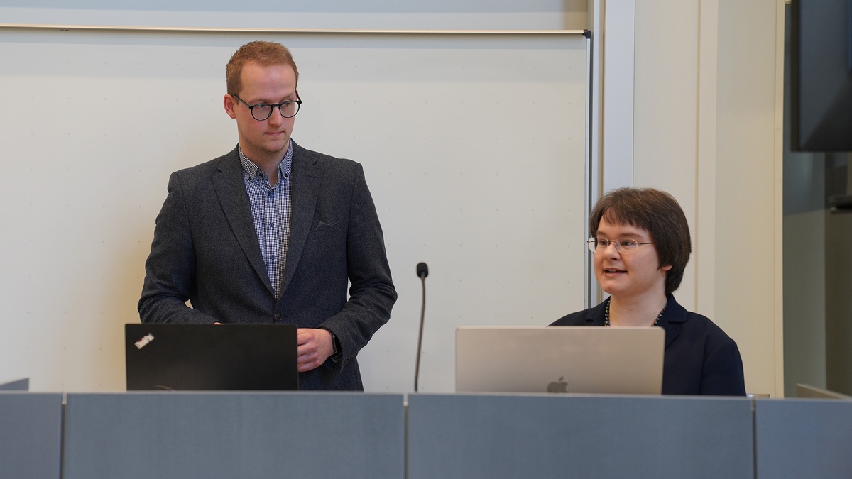 Dr. Frederik Simon Bäumer (HSBI, links im Bild) und Prof. Dr. Michaela Geierhos (FI CODE)