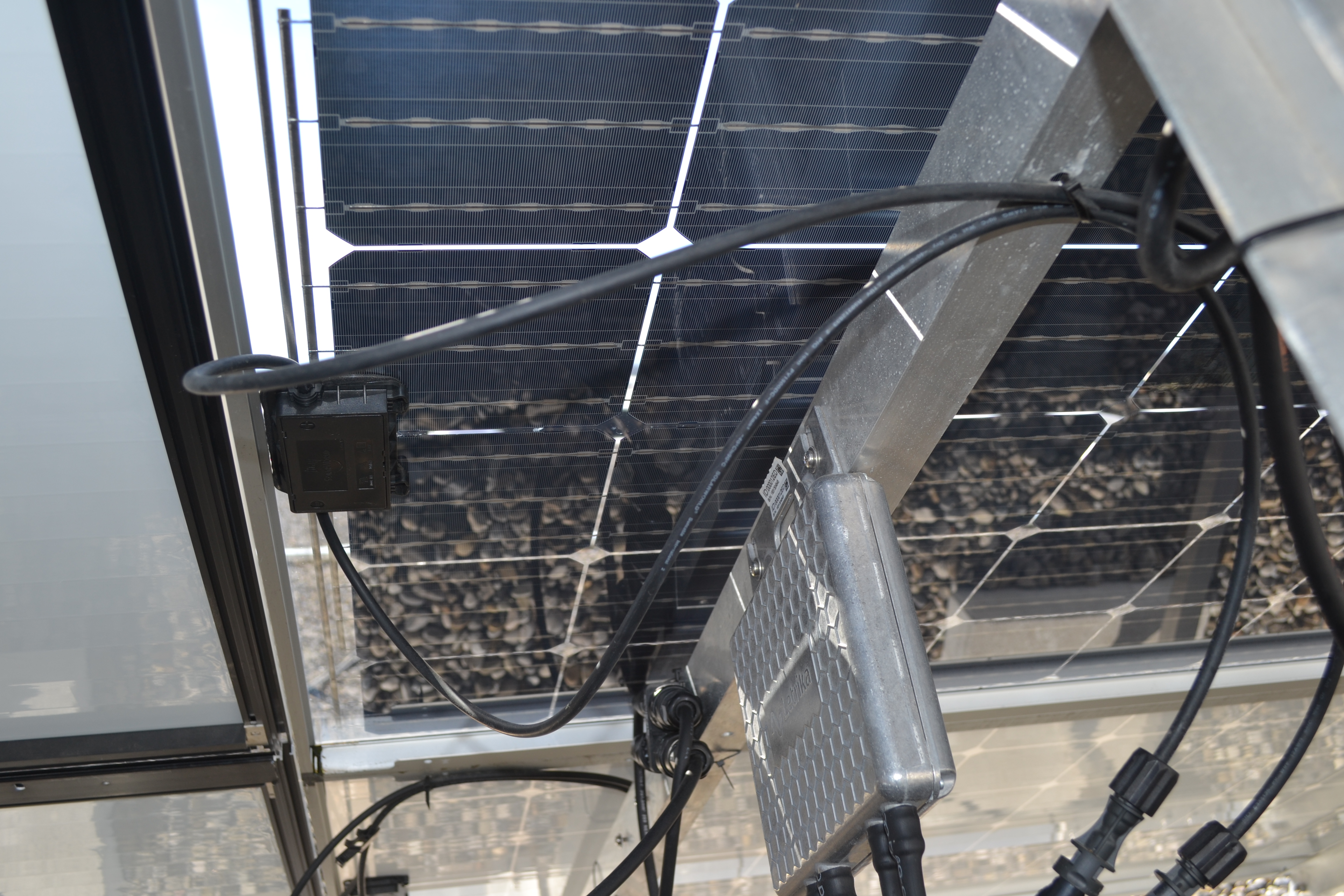 Rückseite eines Moduls mit Wechselrichter