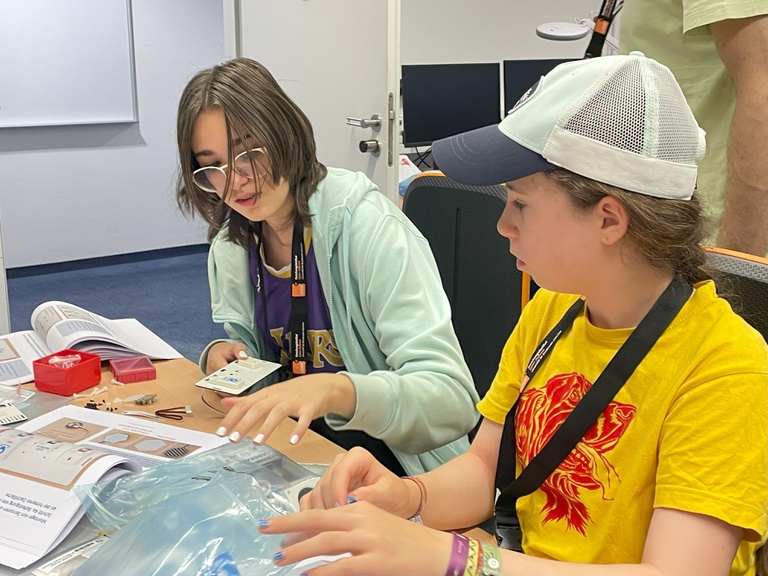 ...gemeinsam die Häuser zusammengebaut