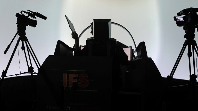 MUM-T testing in the jet simulator "Pilot-in-the-Loop"
