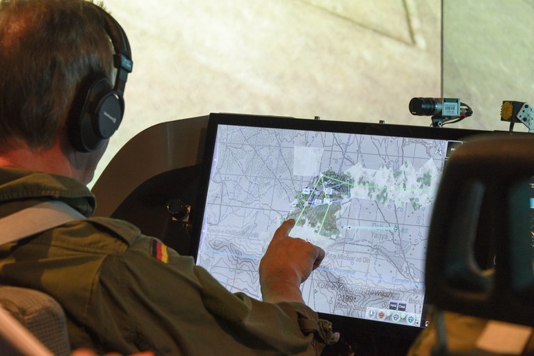 Das Cockpit ist ausgestattet mit modernen Multi-Touch-Screens sowie Control and Display Units als Eingabegeräten. Eine digitale Steuerkraftsimulation der Firma <a href="http://www.reiser-st.com" target=_blank>Reiser Simulation and Training </a> garantiert ein realistisches Steuerungsgefühl. Modernste Blickbewegungsmesstechnik der Firma <a href="http://smarteye.se" target=_blank>SmartEye</a> ermöglicht die Beobachtung der Crew zur Laufzeit. Die modulare Softwarearchitektur ermöglicht einen einfachen Austausch einzelner Systemkomponenten.