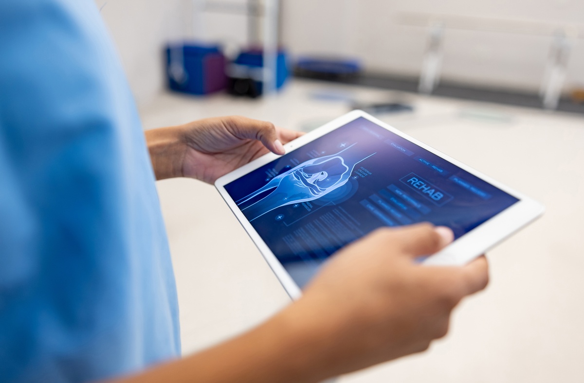 Arzt mit Tablet mit einem Röntgenbild