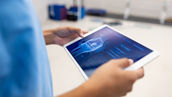 Arzt mit Tablet mit einem Röntgenbild