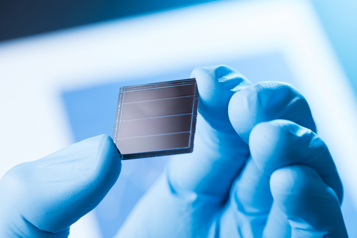 Kleine Solarzelle in der Hand eines Forschers