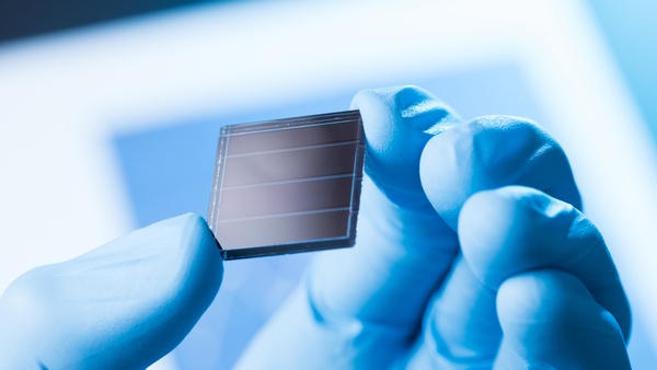 Kleine Solarzelle in der Hand eines Forschers