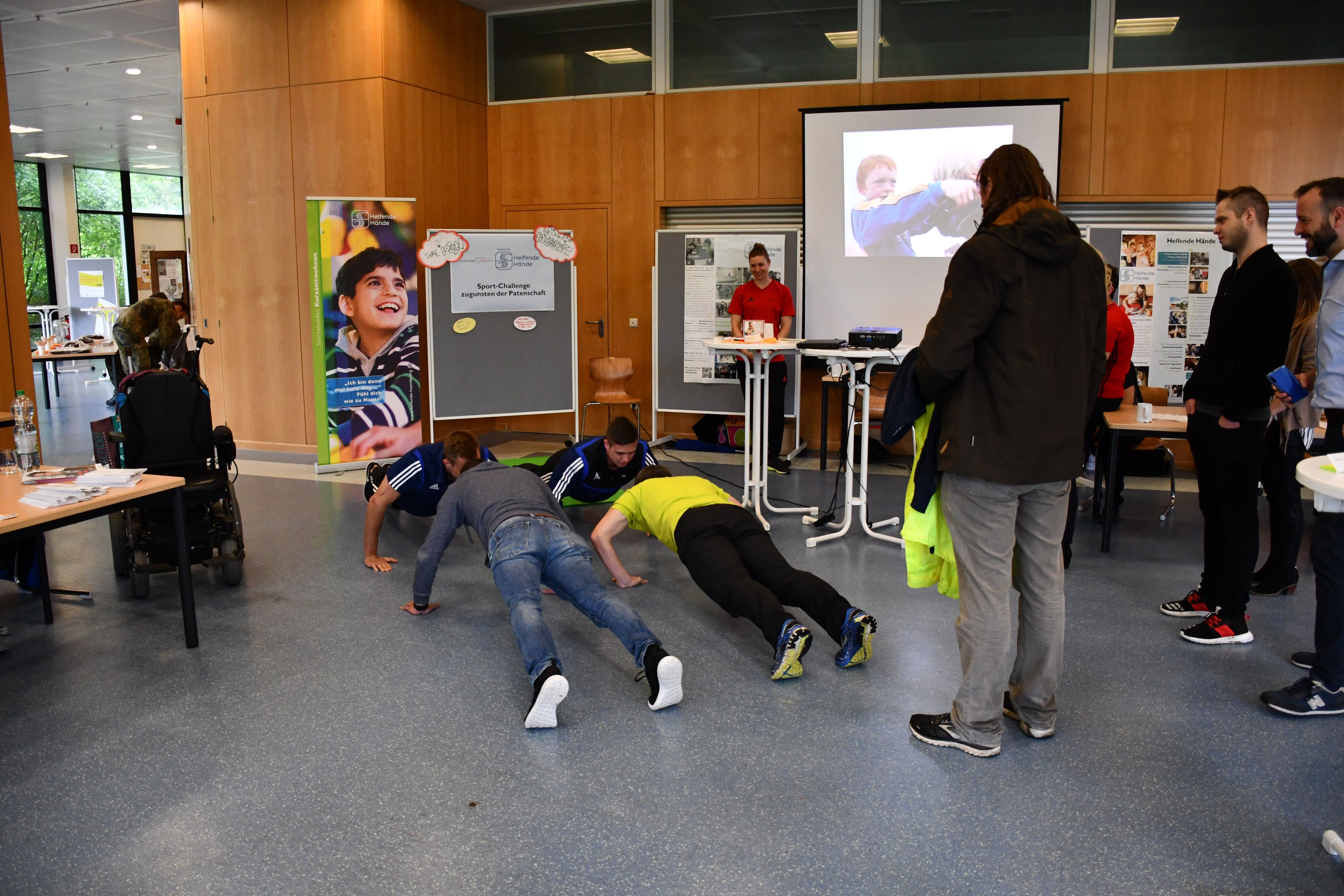 Liegestütz-Challenge für den Verein „Helfende Hände“
