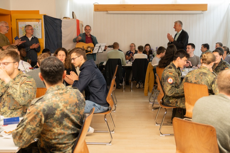 Ausgelassene Stimmung beim Französischen Frühstück der ev. Militärseelsorge