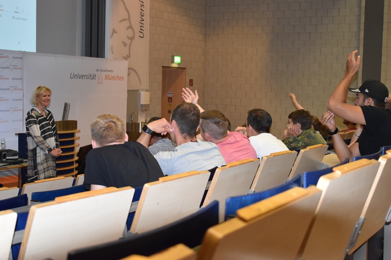 Vortrag von Prof. Kraus mit Studierenden