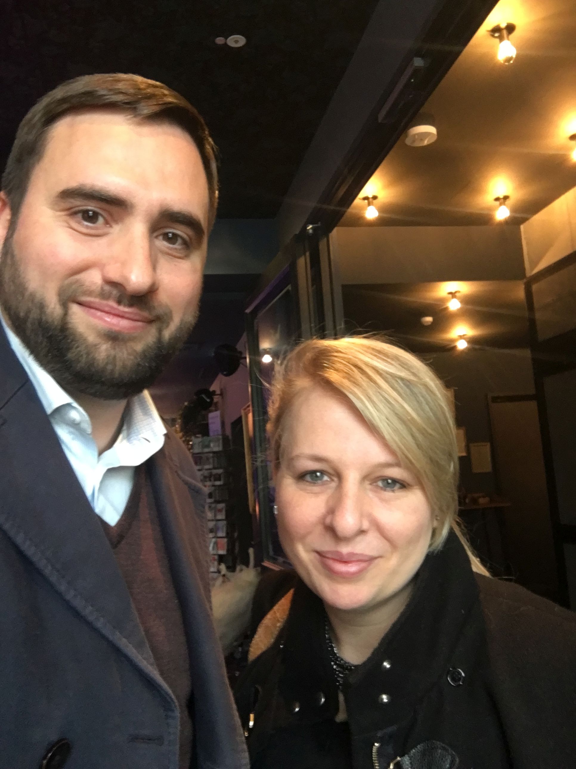 Christoph Eichel begann seine Karriere als Offizier bei der Bundeswehr, er studierte Pädagogik (2003–2007) an der Universität der Bundeswehr München und promovierte dort an der Fakultät für Staats- und Sozialwissenschaften (2007–2012) im Bereich Sicherheitspolitik. Er war als Diplomat und Leiter Politik für mehrere Jahre an der Außenstelle der Deutschen Botschaft Kabul in Kunduz, Afghanistan, tätig. In St. Gallen, Schweiz und in Toronto, Kanada, schloss er seine Studien mit einem MBA in International Management ab. Bei der BMW Group war er zwei Jahre lang für den Bereich Global Security verantwortlich. 2016 wechselte er zur Result Group GmbH, deren Geschäftsführer er heute ist.  Lisa Kammermeier hat an der Universität Regensburg ein Magisterstudium (Politikwissenschaft, Deutsche und Romanische Philologie), das 1. Staatsexamen für das Lehramt an Gymnasien (Deutsch, Sozialkunde) sowie, als Teil dessen, das erziehungswissenschaftliche Staatsexamen (Pädagogik, Schulpädagogik, Psychologie) erfolgreich abgeschlossen. Seit 2014 promoviert sie an der Fakultät für Staats- und Sozialwissenschaften der Universität der Bundeswehr München. Sie erhielt ein Promotionsstipendium der Hanns-Seidel-Stiftung und ist seit 2017 Wissenschaftliche Mitarbeiterin an der Professur für Internationale Politik und Konfliktforschung. Außerhalb der Wissenschaft sammelte sie Berufserfahrung u. a. im Bereich Eventmanagement und Social Media Management.