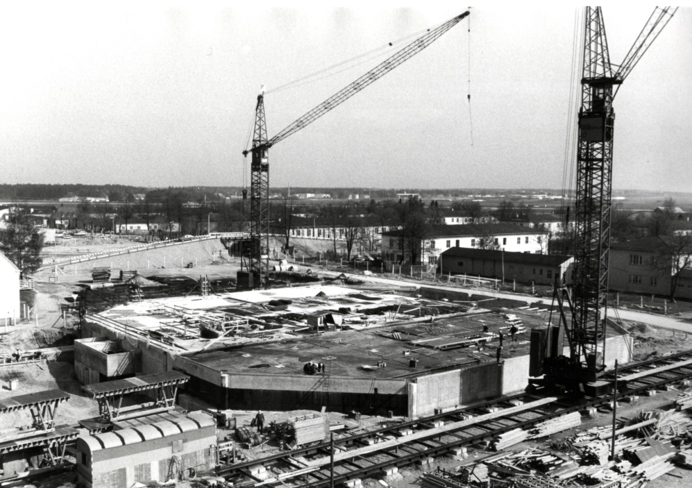 1975: Bau der Mensa