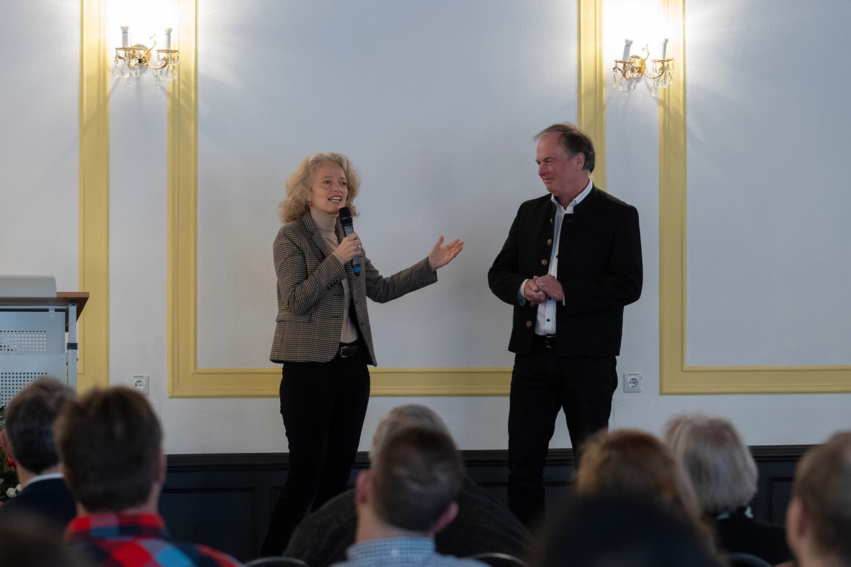 Links im Bild mit einem Mikrofon in der Hand und zum Publikum sprechend Präsidentin Kern, rechts im Bild, ihr zugewandt, casc-Vorstand Borghoff