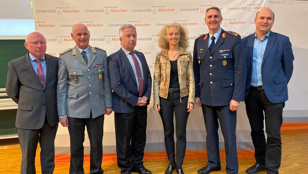 Gruppenbild beim Besuch von Generalleutnant Neumann