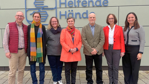 Gruppenbild der Delegation der UniBw M zusammen mit Verantwortlichen des Vereins Helfende Hände