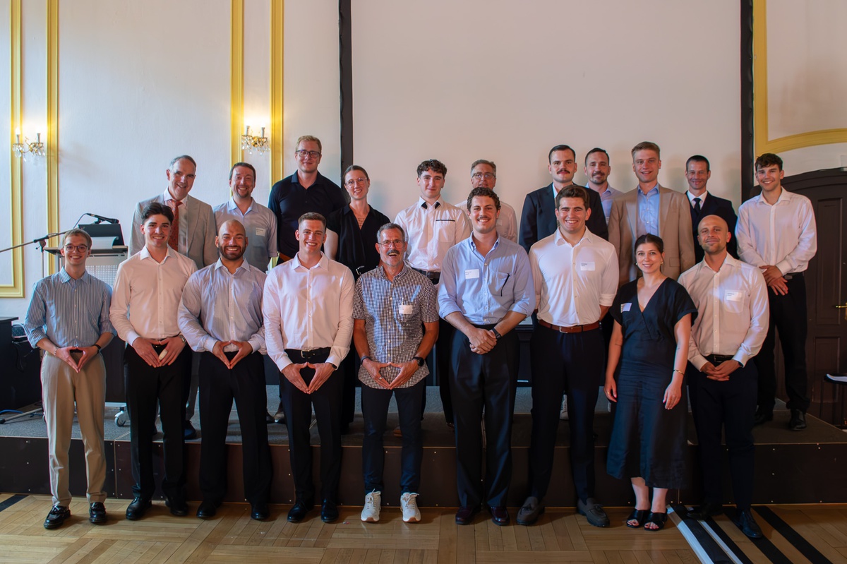 Gruppenbild des Hacking for Defense Abschlussevents